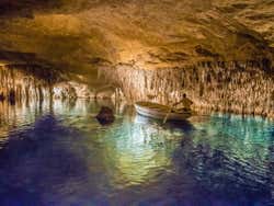 Lago dentro das Cavernas do Drach