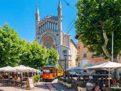 Trem percorrendo o centro de Sóller
